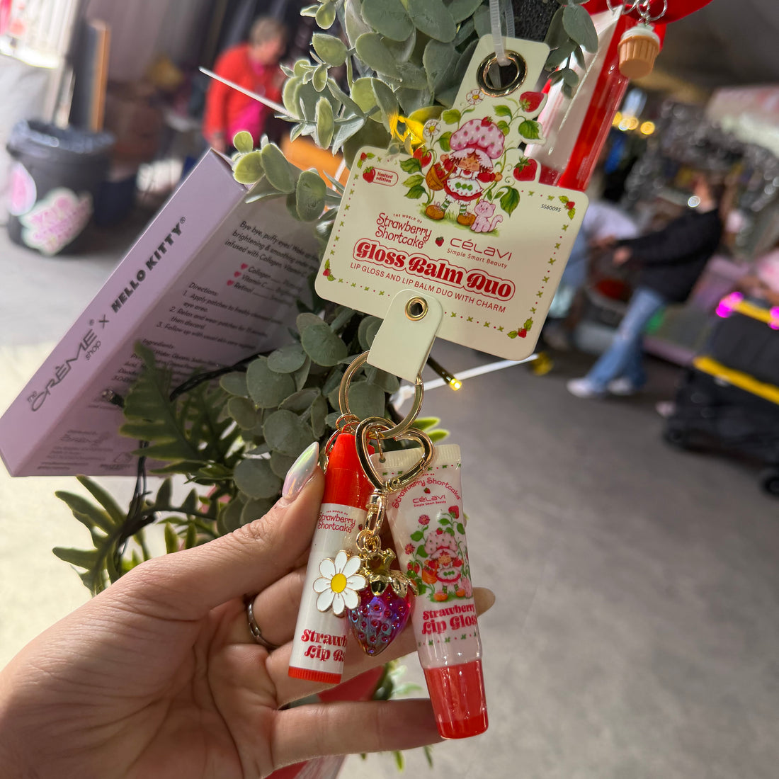 SET BALSAMOS STRAWBERRY + CHARM FLOR Y FRESA HOLOGRAFICA