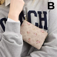 Corner Zip Wristlet PREVENTA