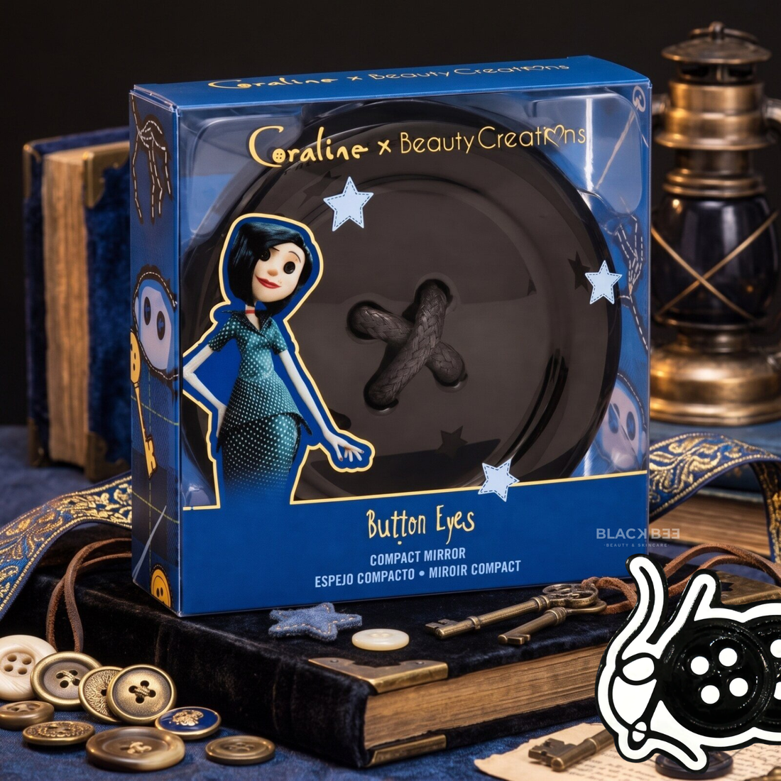 Espejo compacto Button Eyes Coraline X Beauty Creations (VENTA EXLUSIVA ONLINE ENVIANDO DE 7 A 14 DIAS HÁBILES)