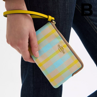 Corner Zip Wristlet PREVENTA